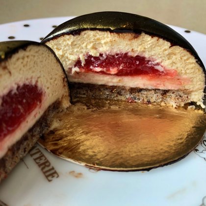 Mousse caramel avec insert fraises fraiches sur biscuit Joconde. Glaçage mirroir chocolat.