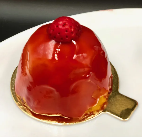 Mousse fraise avec insert framboises fraiches sur biscuit Joconde. Glaçage mirroir fraise.