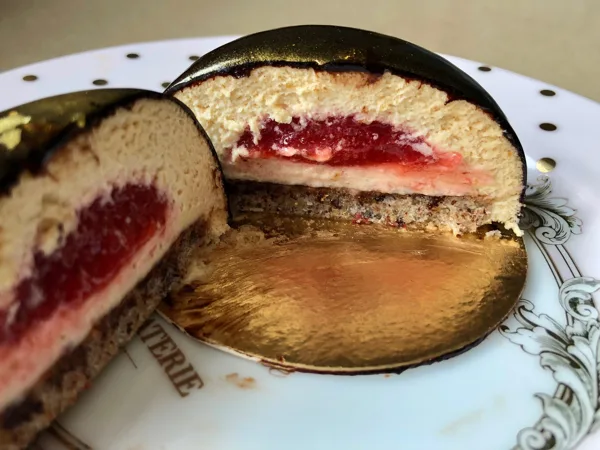 Mousse caramel avec insert fraises fraiches sur biscuit Joconde. Glaçage mirroir chocolat.