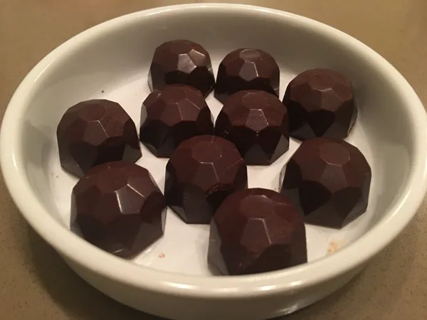 Bouchées ganache chocolat au piment d'espelette.