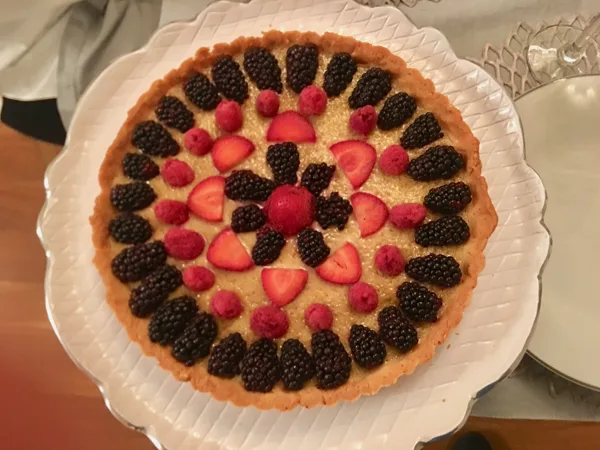 Tarte aux fruits rouges, sur lit de frangipane.