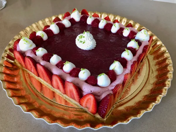Framboisier et Fraises. Mousse framboises sur croustillant au chocolat et Dacquoise
