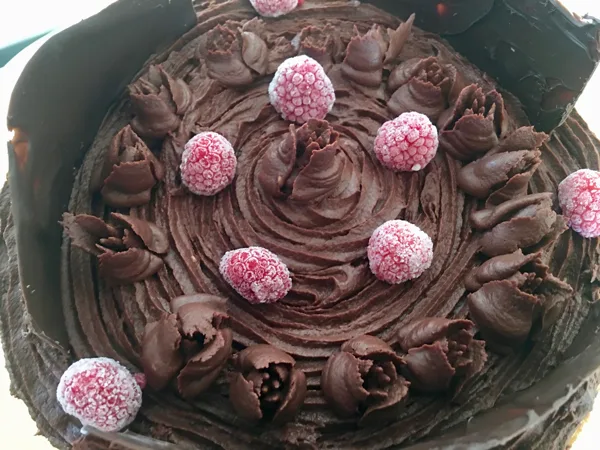 Ganache chocolat au lait /Framboises sur biscuit Dacquoise.