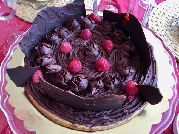 Ganache chocolat noir/Framboises sur biscuit Joconde.