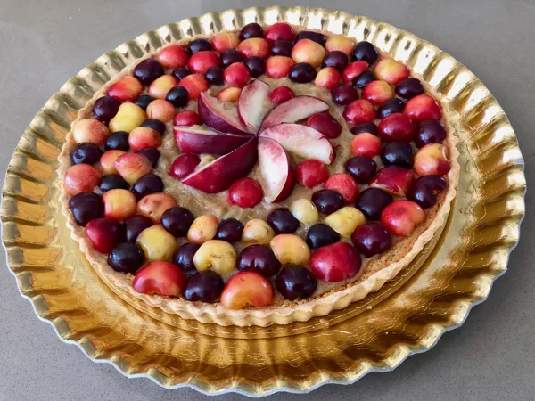 Tarte aux cerises sur pâte sablée et lit de compotée de Rhubarbe