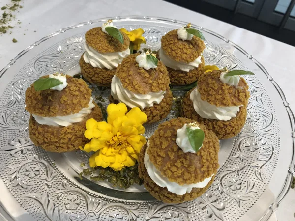 Choux garni de créme montée à la verveine.