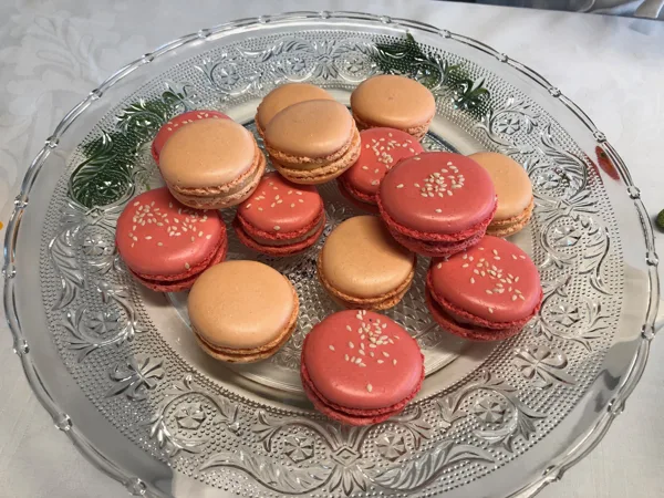 Macarons à la rose et au caramel beurre salé.