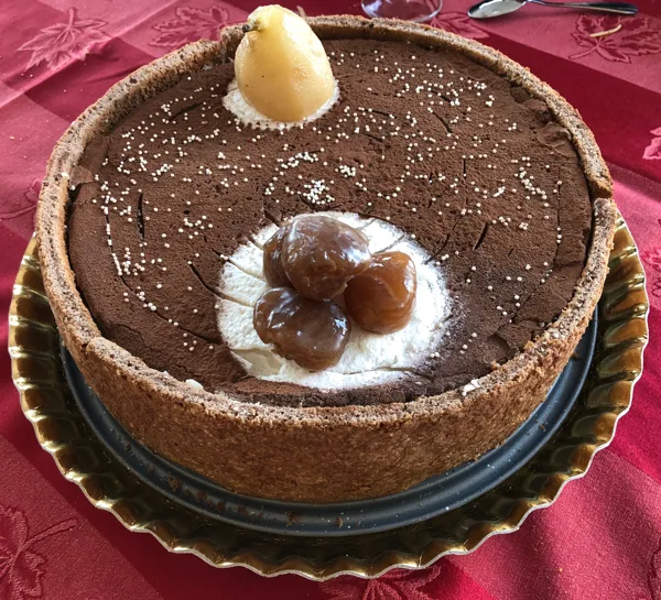 Charlotte cerclée de biscuits cuillère, à la mousse de chataigne et compotée de Poires.